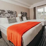 Hotel & 4*