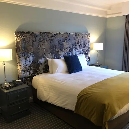 Hotel &