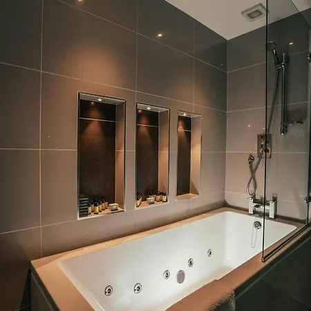 Hotel & 4*