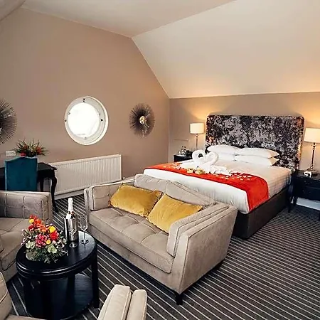 Hotel & 4*