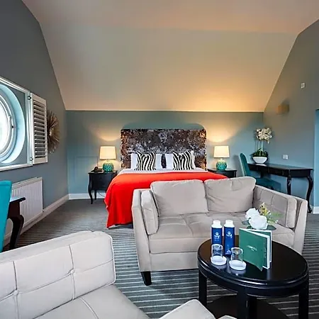 Hotel & 4*